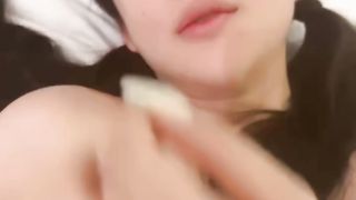 【69堂免费视频】双马尾网红女神，酒店约炮随意玩，半脱内裤扣骚穴，搞的小穴好湿，特写舔屌骑乘位，美臀上下套弄