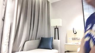 【69堂免费视频】气质美女想怎么玩多可以，舌吻互摸调情坐上来插入，塞得满满侧入后入操的呻吟连连