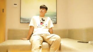 【69堂免费视频】极品颜值牛仔裤外围妹子，舌吻互摸调情69口交扣逼，后入猛操特写表情呻吟诱人