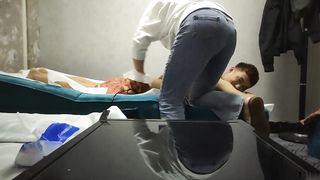 【69堂免费视频】少妇开按摩店，等客户上门做特殊服务顺便直播赚钱，