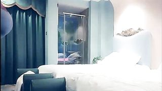 【69堂免费视频】肉肉身材紫衣牛仔裤妹子，毛毛浓密舌吻跪着口交，上位骑乘快速猛操打桩机，抬腿抽插喜欢最后颜射