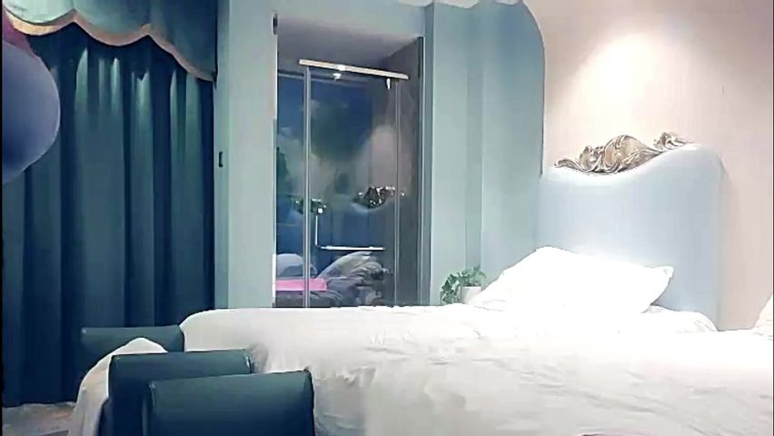 【69堂免费视频】肉肉身材紫衣牛仔裤妹子，毛毛浓密舌吻跪着口交，上位骑乘快速猛操打桩机，抬腿抽插喜欢最后颜射