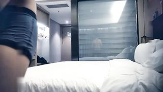 【69堂免费视频】长相甜美蓝色毛衣妹子，快插进来各种裤子自摸，近距离拍摄口交后入骑坐