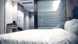 【69堂免费视频】长相甜美蓝色毛衣妹子，快插进来各种裤子自摸，近距离拍摄口交后入骑坐