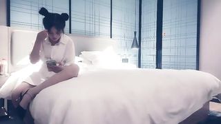 【69堂午夜视频】找了3个女的一男三女淫乱大战，3女一起上边口交边摸奶，排成一排等着被操，搞完再单挑一妹子