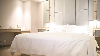 【69堂午夜视频】清纯苗条腼腆乖巧，红内裤战神超常发挥，校花呻吟高潮阵阵