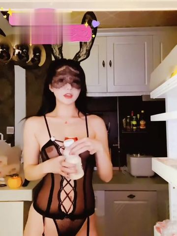 【69堂午夜视频】性感厨娘做饭的过程中都按奈不住内心的骚