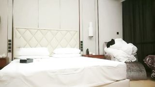 【69堂午夜视频】长发及腰1米7几大长腿少妇，摸奶舔逼高跟鞋长腿肩上扛，打桩机侧入大力抽插猛操