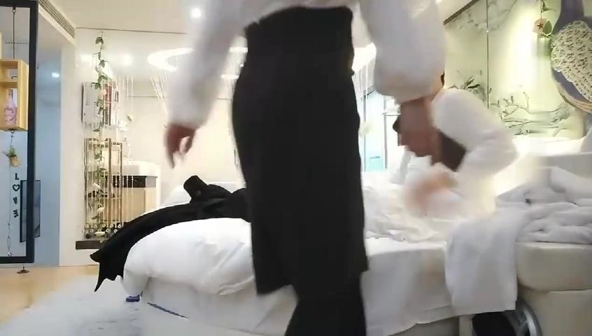 【69堂午夜视频】颜值不错大长腿少妇啪啪，摸逼口交后入上位骑坐抱起来大力猛操