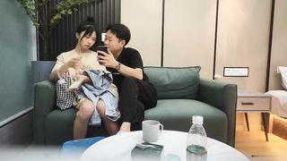 【69堂午夜视频】80多斤纤细美腿，高清拍摄超近视角，骑乘抽插站立后入