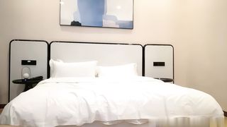 【69堂午夜视频】镜头特写深喉口交，扶着小腰后入抽插猛操，骑乘打桩操的妹子受不了