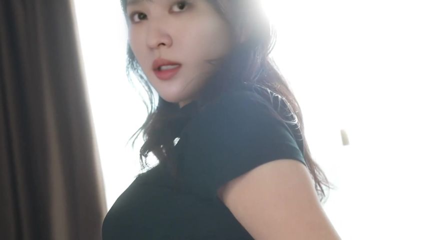 【69堂午夜视频】长腿姐姐步步缠食 失去理智沦为玩具