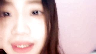 【69堂午夜视频】刚刚下海的小骚妹，听狼友指挥玩弄骚逼，逼毛浓厚性欲望，乖巧听话掰开给狼友看特写，撅着屁股求草淫语不断