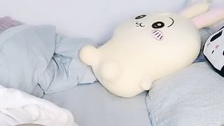 【69堂午夜视频】少萝小甜甜越来越骚了，全程露脸逼里塞着跳蛋洗澡诱惑，互动撩骚听指挥小乳夹肛塞都安排上了，揉奶玩逼浪叫