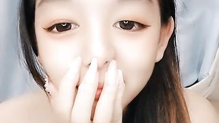 【69堂午夜视频】有点像小明星的心怡宝宝全程露脸跟狼友互动撩骚，初次下海精彩小秀，揉奶玩逼掰开给狼友看特写淫声荡语不断