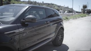 【69堂午夜视频】秋天的瀑布-无处可逃美女的车抛锚了，她接受陌生人帮助而发生性爱