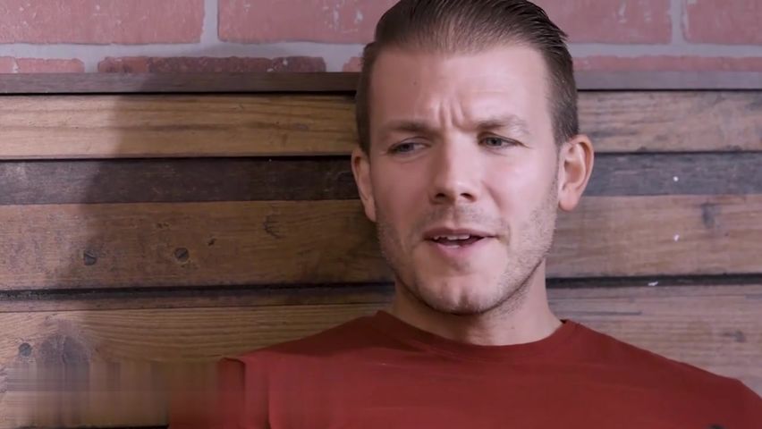 【69堂午夜视频】与她的继兄弟一起躺在床上并提出帮助他打飞机大鸡巴很高兴迫不及待了