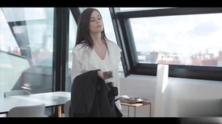 【69堂午夜视频】在男主人起床后骚逼女佣人给主人准备了一份粉嫩骚穴盛宴