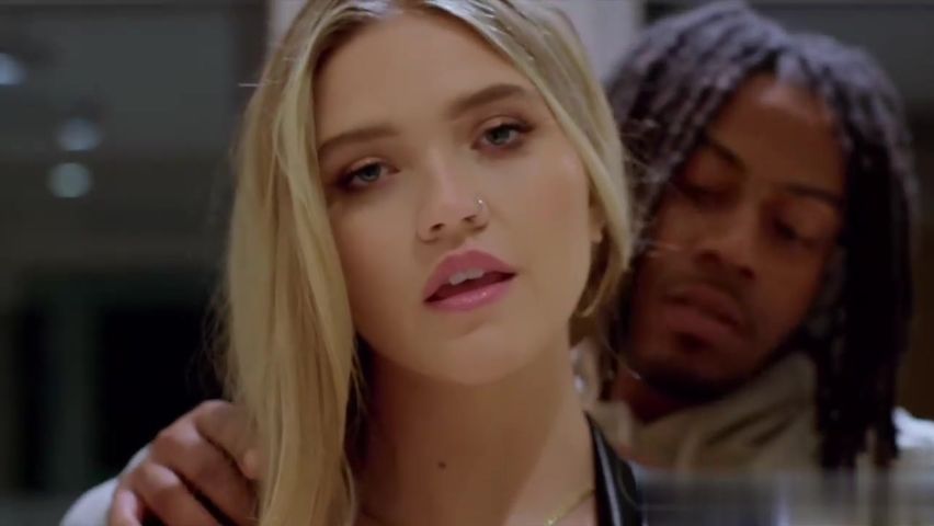 【69堂午夜视频】黑人小哥上厕所时勾引媚黑少妇骚逼床上被大黑吊干的尖叫连连