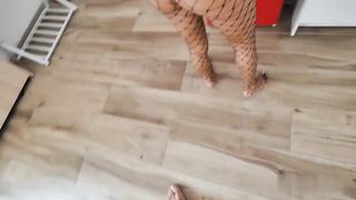 【69堂午夜视频】用大鸡巴帮荡妇漱口操来操去让大屁股淫水直流