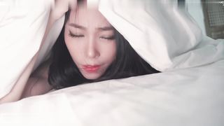 【69堂午夜视频】这期新作剧情很搞，偷偷把表弟的性爱娃娃模具换成自己的身体