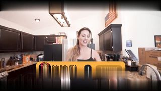 【69堂午夜视频】继母要我继续住在家里用大鸡巴给她的骚逼填满所有精液