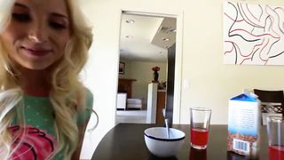 【69堂午夜视频】热恋的年轻男女性欲上来真的是不管不顾,随时随地舔吸鸡巴抽插操穴啊，寻求刺激竟然在熟睡老爸身边搞