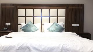 【69堂午夜视频】口交舔弄上位骑乘猛操刚刚发育的娇嫩胴体干起来超有成就感