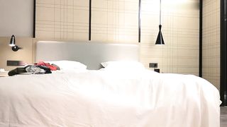 【69堂午夜视频】警惕性很高的极品健美型身材美女，身材匀称胸部丰满非常有型，看得出来平时一直健身