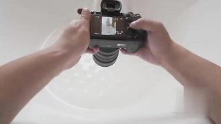 【69堂午夜视频】神仙职业福利姬摄影师第一视角拍摄趣事_拍到一半中途妹子想尿尿怎么办？摄影师老哥直接喝了就行了