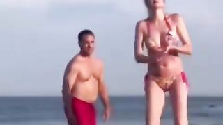 【69堂午夜视频】黑料吃瓜-老外在公共场合沙滩上做爱被多人唾弃用水洒向他们多位孩子们影响深远