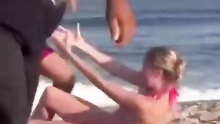 【69堂午夜视频】黑料吃瓜-老外在公共场合沙滩上做爱被多人唾弃用水洒向他们多位孩子们影响深远