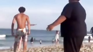 【69堂午夜视频】黑料吃瓜-老外在公共场合沙滩上做爱被多人唾弃用水洒向他们多位孩子们影响深远