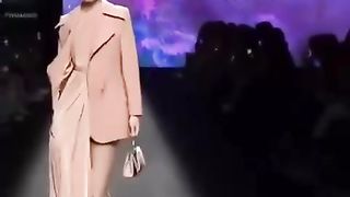 【69堂午夜视频】黑料吃瓜-时尚走秀现场送出福利极品女模特连内裤都不穿怼着镜头就是拍