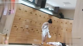 【69堂午夜视频】黑料吃瓜-温泉会所偷拍身材不错的丸子头纹身小姐姐跟着小姐姐的镜头探寻女浴室的秘密女浴室稀缺资源曝光