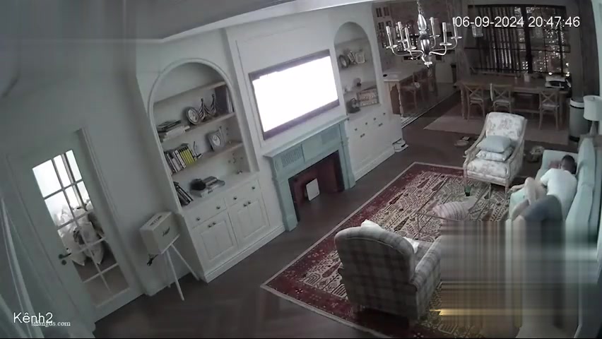 【69堂午夜视频】黑料吃瓜-黑客破解家庭摄像头越南一对放肆的夫妻在客厅当着儿子的面就是干一点也不避讳偷拍视频流出