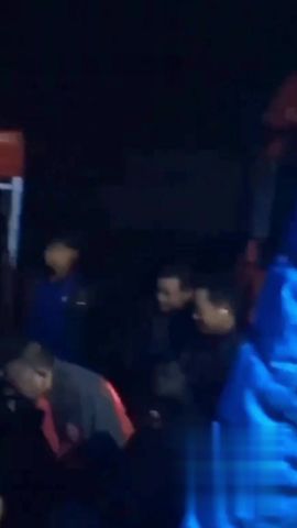 【69堂午夜视频】黑料吃瓜-中国乡村大舞台够骚你就来女神在舞台上用自慰棒插逼周围老头看得心痒痒