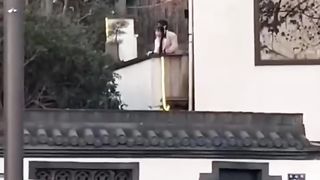 【69堂午夜视频】黑料吃瓜-全网疯求西湖断桥残雪旁边的青竹小情侣露台操逼事件男女追求刺激户外露出做爱被拍视频流出