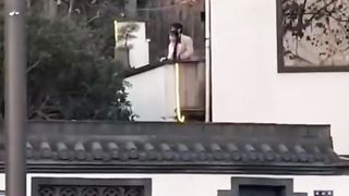 【69堂午夜视频】黑料吃瓜-全网疯求西湖断桥残雪旁边的青竹小情侣露台操逼事件男女追求刺激户外露出做爱被拍视频流出