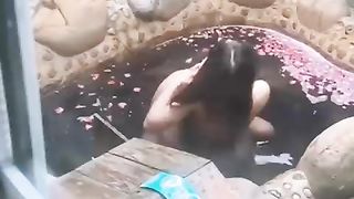 【69堂午夜视频】黑料吃瓜-真刺激啊高颜值极品美少女与金主大叔温泉打炮被偷拍曝光湿漉漉的头发显得格外淫荡刺激呢