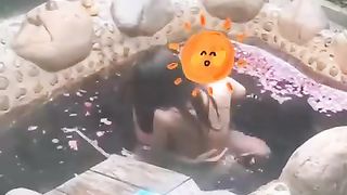 【69堂午夜视频】黑料吃瓜-真刺激啊高颜值极品美少女与金主大叔温泉打炮被偷拍曝光湿漉漉的头发显得格外淫荡刺激呢