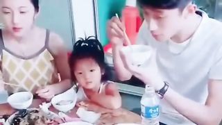 【69堂午夜视频】黑料吃瓜-警花张津瑜和现任老公家人们在一起吃饭当时沦为万人肉便器的她居然被老实人接盘了