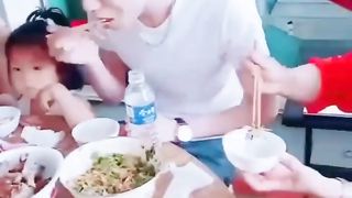 【69堂午夜视频】黑料吃瓜-警花张津瑜和现任老公家人们在一起吃饭当时沦为万人肉便器的她居然被老实人接盘了