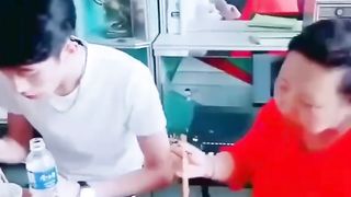 【69堂午夜视频】黑料吃瓜-警花张津瑜和现任老公家人们在一起吃饭当时沦为万人肉便器的她居然被老实人接盘了