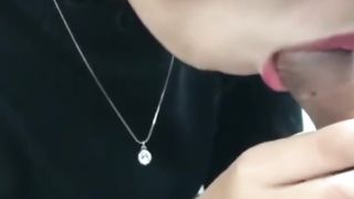 【69堂午夜视频】大白天来到楼梯道光屁屁在地上被无套输出 最后口爆吃精 一点不剩 好反差