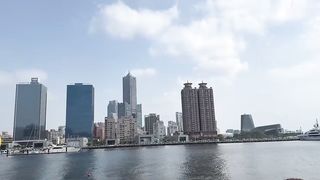 【69堂午夜视频】搭讪一个爱小黄鸭的少女没想到反差到带我去酒店榨精