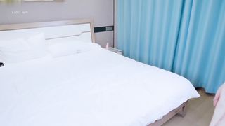 【69堂午夜视频】都市丽人的寂寞身材丰满白虎鲍鱼超粉与邻居小哥的激情内射