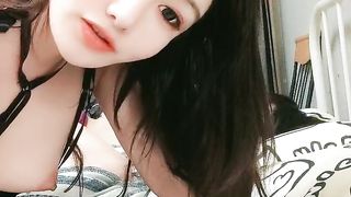 【69堂午夜视频】顶级颜值网红女神！炮友在睡觉边上自慰！道具大屌插穴，掏出炮友大屌舔硬，骑乘位上下深插