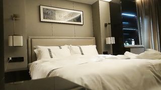 【69堂午夜视频】高马尾网红外围美女，牛仔裤修长美腿，小伙很满意，拔下内衣一顿亲，拨开内裤舔小穴，吸吮大屌，上位骑乘正入爆操