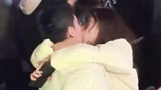 【69堂午夜视频】饥渴小情侣又出来作妖_在大庭广众下激情热吻毫不羞涩_难道所有人都是他们play的一环